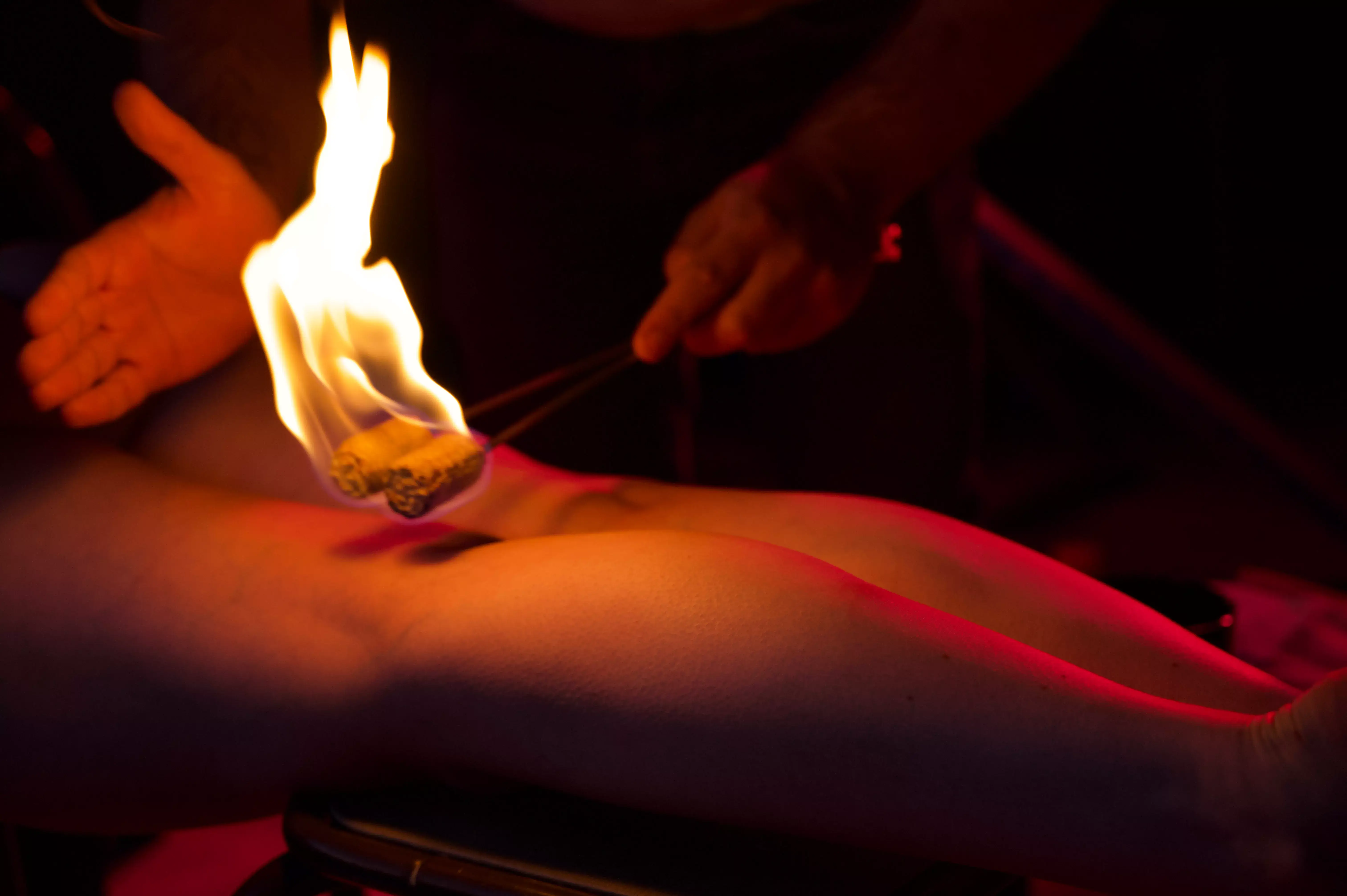 Formateur démontrant les techniques de massage au feu - photo par Olivierdelanuit